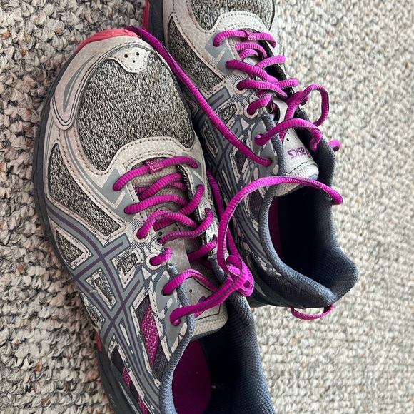 Practically new ASICS - Picture 2 of 4